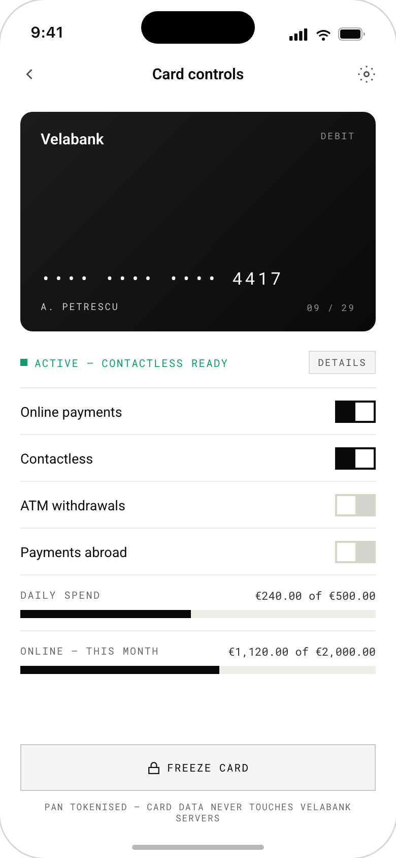 Ecran de controale de card într-o aplicație bancară mobilă. Un card de debit închis la culoare arată numărul mascat terminat în 4417, sub el un status verde Activ, comutatoare pentru plăți online, contactless, retrageri la ATM și plăți în străinătate, și două contoare de limită umplute — €240 din €500 cheltuieli zilnice și €1,120 din €2,000 online luna aceasta — cu un buton de Îngheață cardul și o notă că PAN-ul e tokenizat.