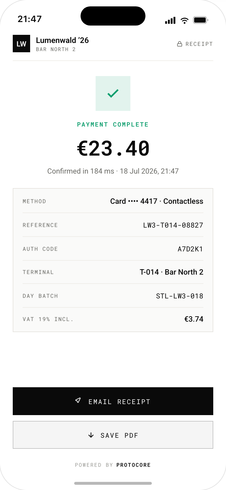 Ecran de iPhone cu o chitanță de plată: un card verde cu bifă și plată finalizată, EUR 23.40 confirmați în 184 ms, și o listă de detalii cu cardul terminat în 4417 contactless, referința LW3-T014-08827, cod de autorizare, terminal, lotul zilei și TVA-ul inclus, cu butoane de chitanță pe e-mail și salvare PDF și un subsol powered by Protocore.